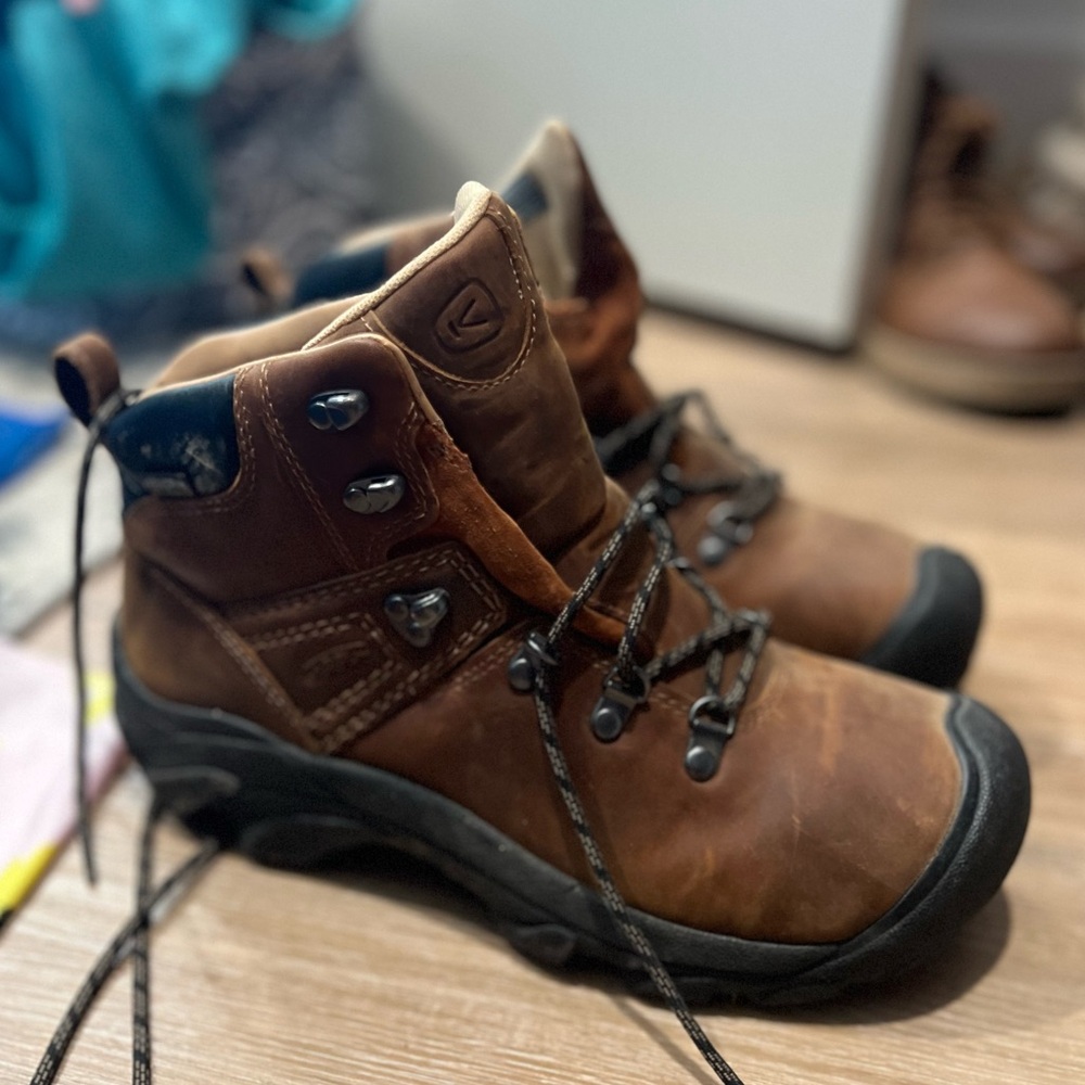 Women’s keen hiking boots. Like new